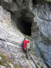 Ксюша у входа в пещеру