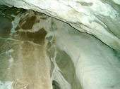 На потолке пещеры видны следы парнокопытных(незнаю, может лось или олень) - значит этот потолок когдато был под ногами