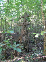 крест на заброшенном кладбище